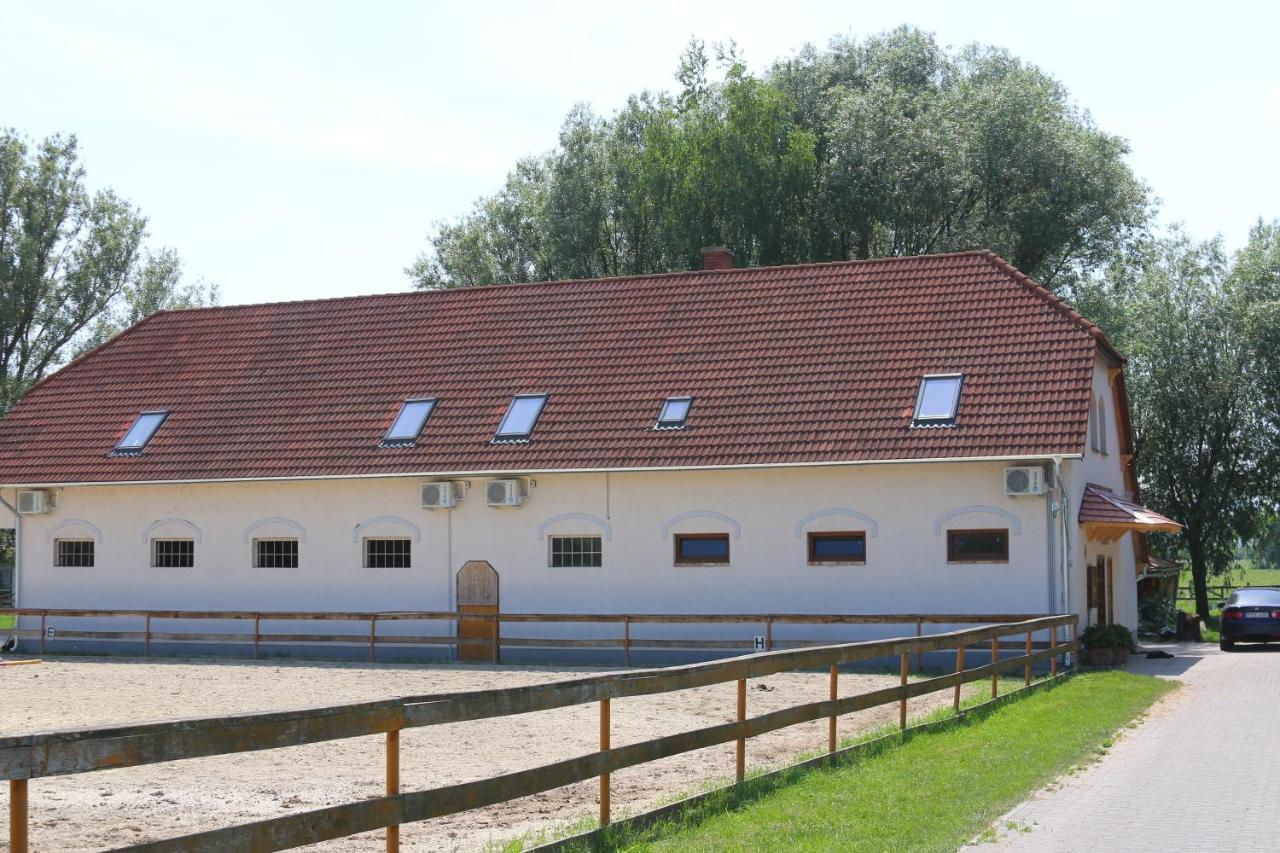 Gyulavezer Lovasbirodalma Gyulakeszi Exterior foto