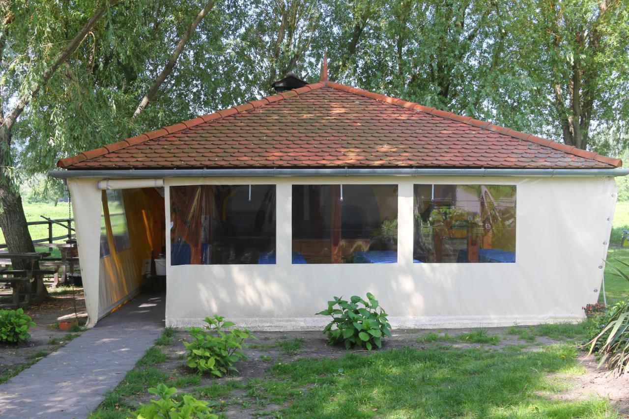 Gyulavezer Lovasbirodalma Gyulakeszi Exterior foto